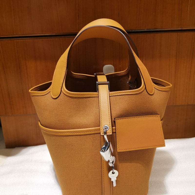 H**mes shopping bags